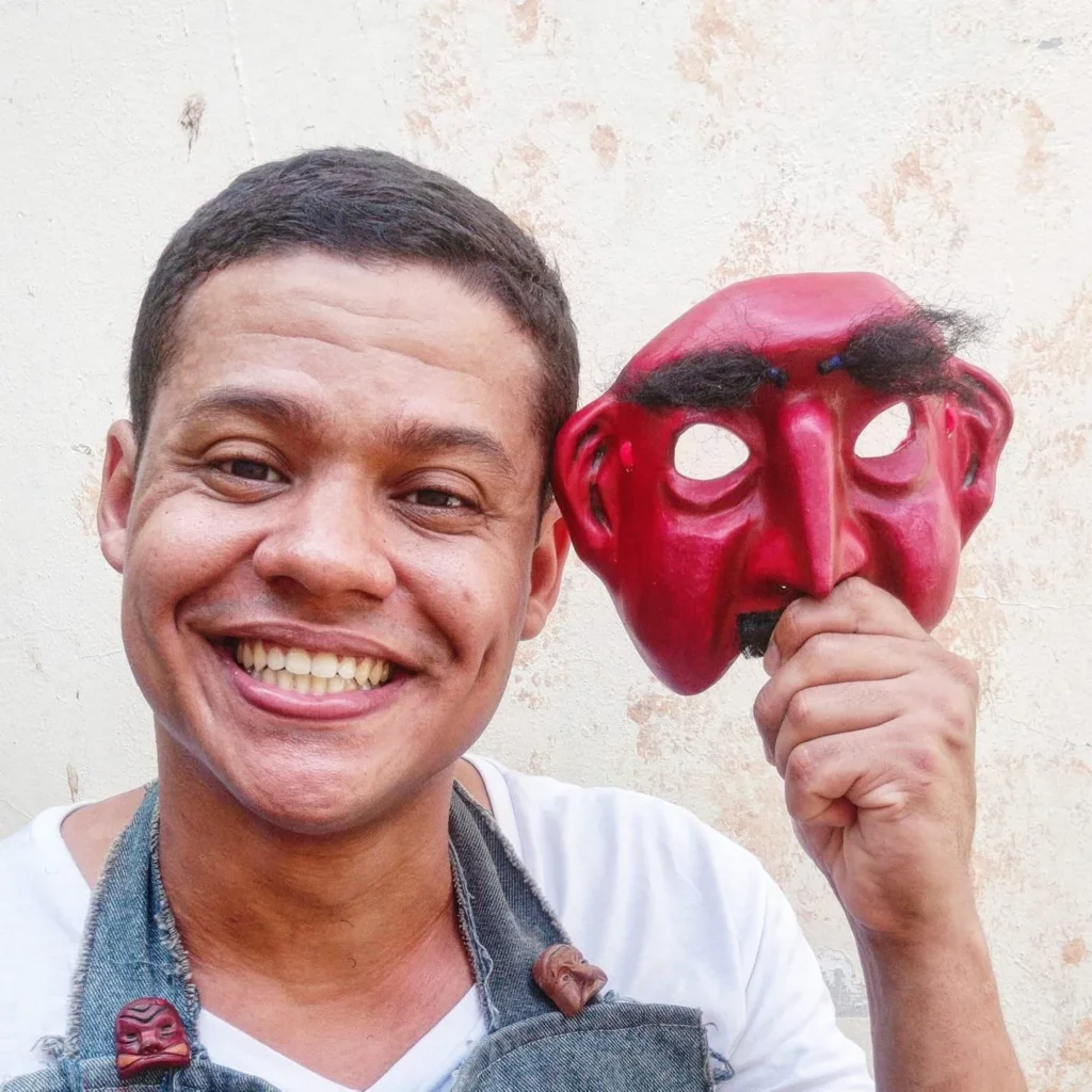 Rodrigo Sangodare, professor e artista da máscara